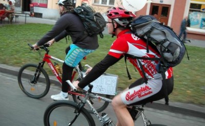 Nafouknutá rukavice na helmě