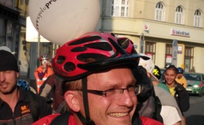 Lidi to zaujalo a otáčeli se za námi