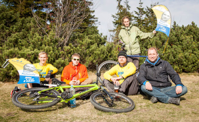 Tomáš Podivinský s reklamou na kole